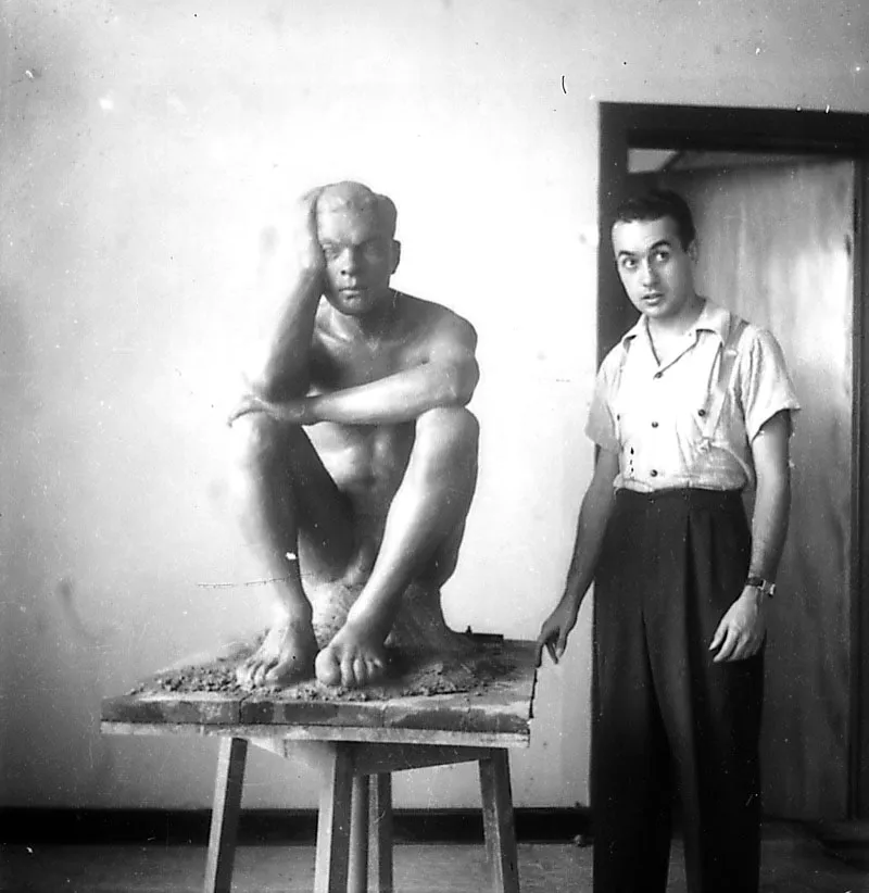 Negret con su obra Modelo sentado / 1940 / Arcilla
