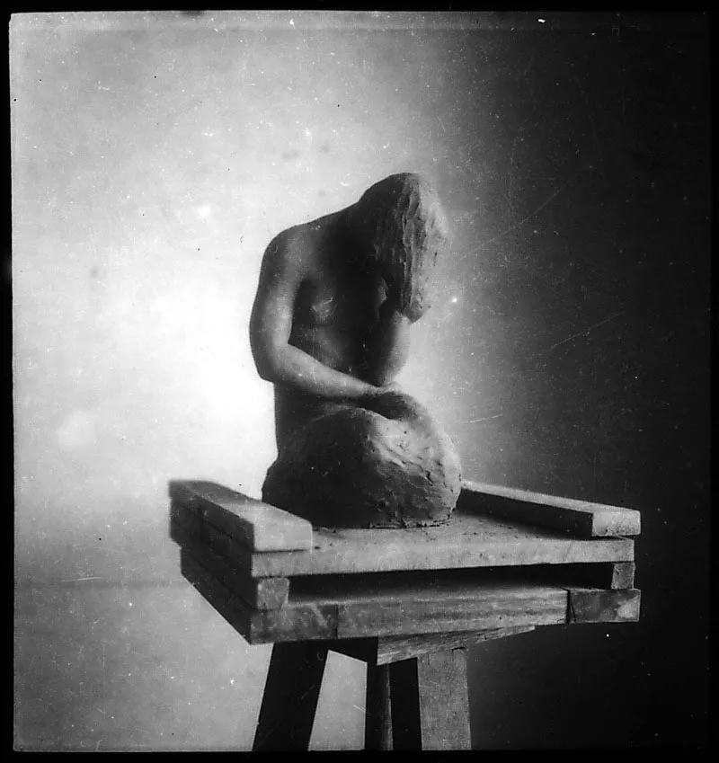 Mujer recostada / 1943 / Arcilla