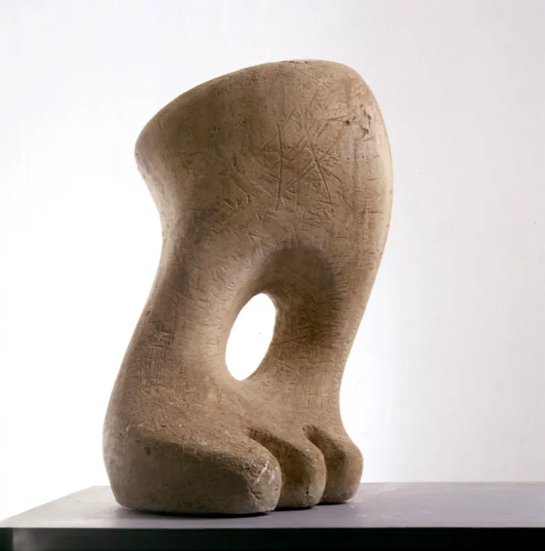 La mano de Dios / 1944 / Yeso / 62 x 43 x 30 cm