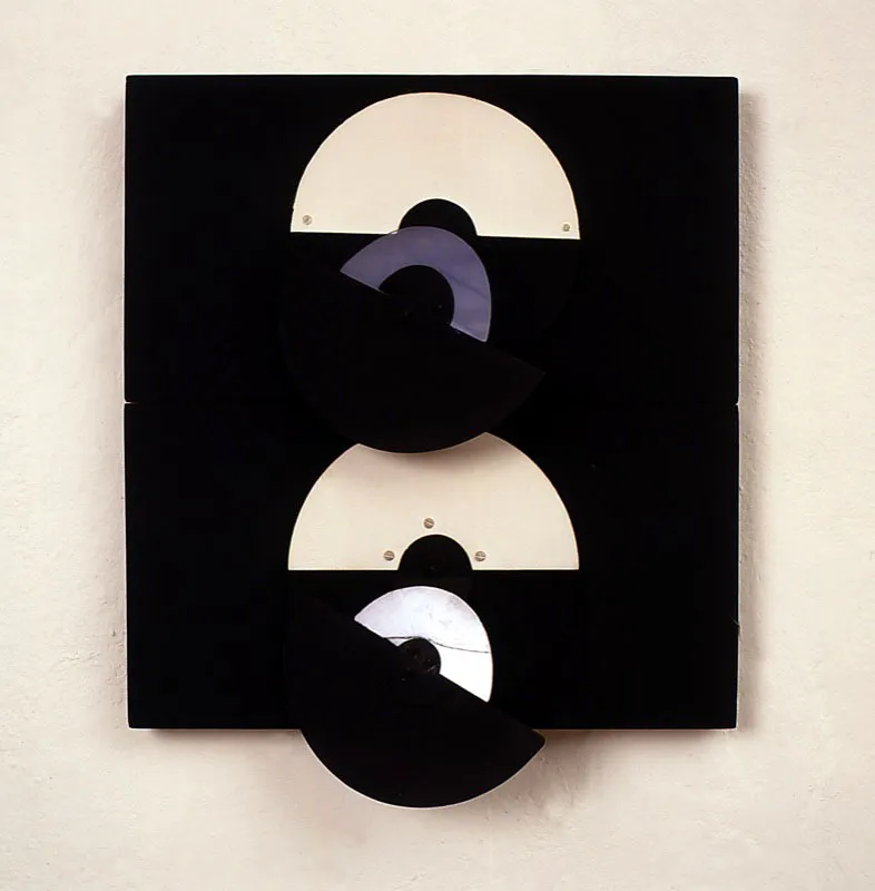 Doble eclipse / 1962 / Aluminio, madera y plexiglas azul / 45 x 42 x 12 cm 