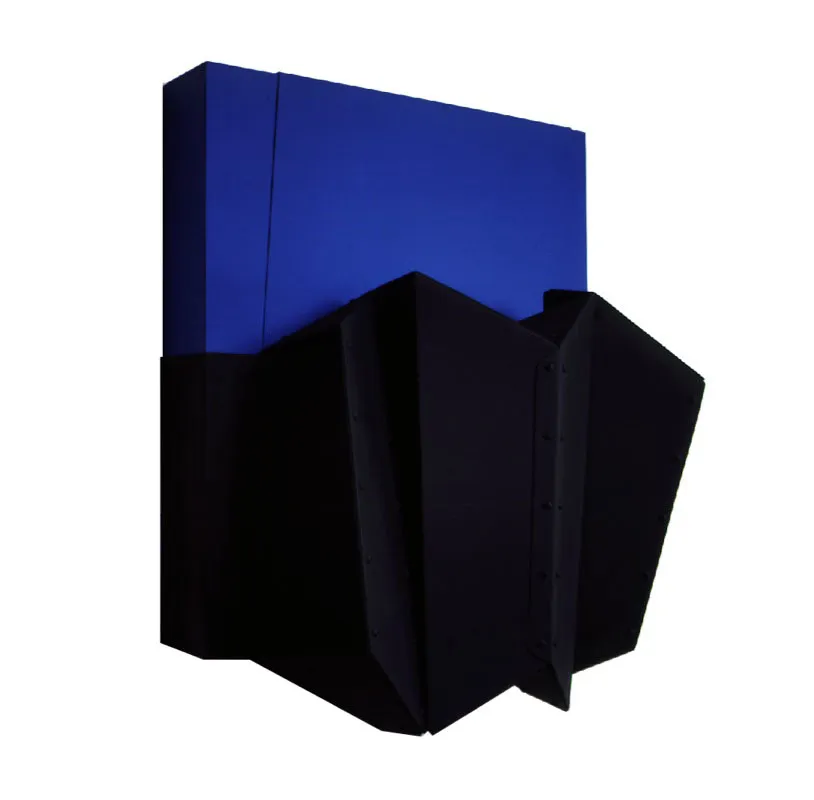 Máscara / 1964 / Aluminio y madera / 100 x 71 x 46 cm