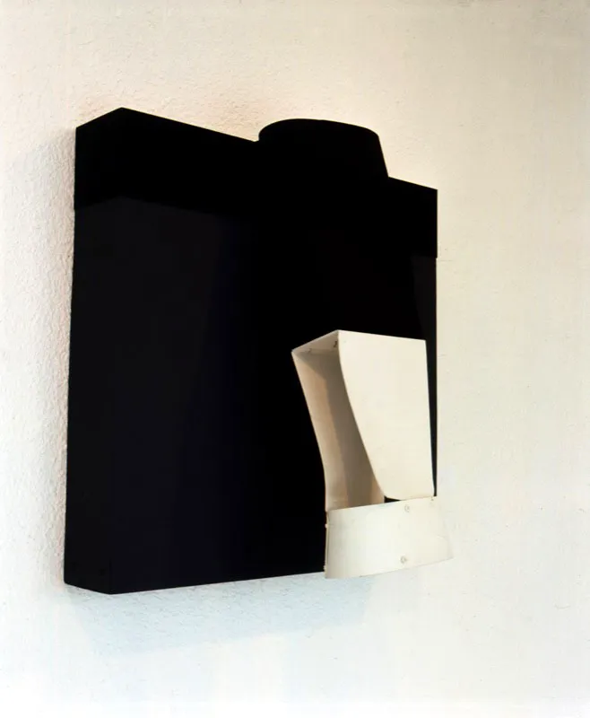 Máscara fálica / 1964 / Aluminio pintado / 70 x 70 x 35 cm