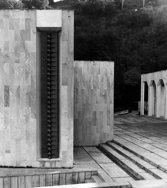 Gran máscara / 1970 / Aluminio pintado / 400 x 80 x 40 cm / Museo de Arte Moderno La Tertulia, Cali, Colombia