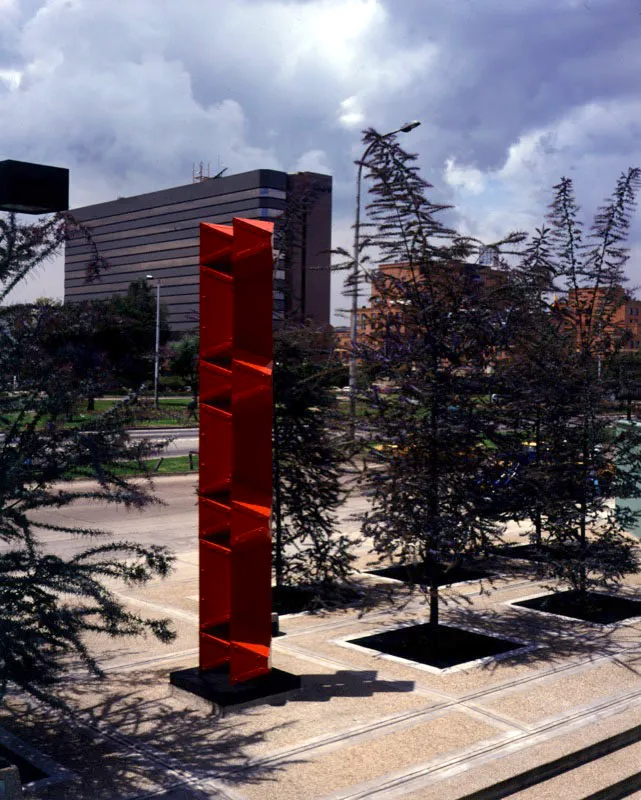 Totem / 1975 / Aluminio pintado / 220 x 50 x 50 cm / Diario El Tiempo, Bogotá, Colombia