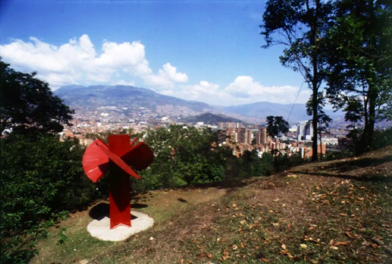 Torre / 1980 / Aluminio pintado / 300 x 200 x 200 cm / Cerro Nutibara, Medellín, Colombia