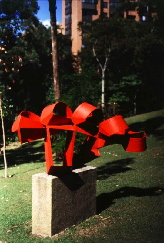 Puente metamorfosis / 1978 / Aluminio pintado / 1000 x 154 x 85 cm / El Poblado, Medelln, Colombia
 