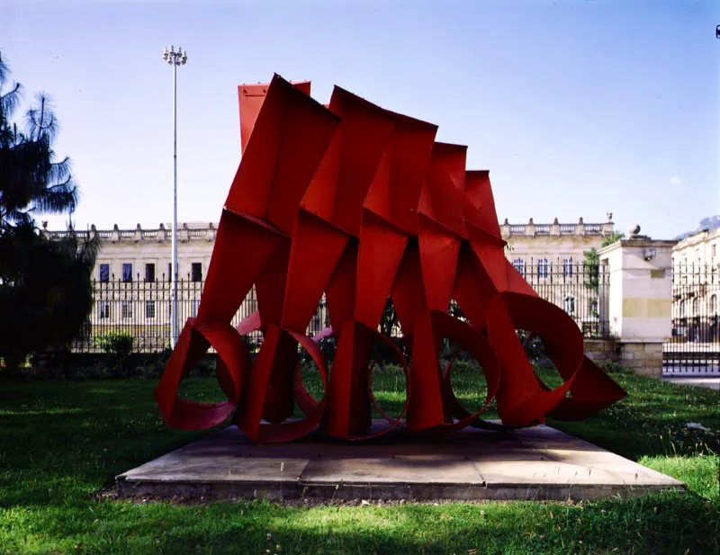 Vigilante / 1979 /Aluminio pintado /315 x 410 x 300 cm / Palacio de Nario, Bogot, Colombia
 