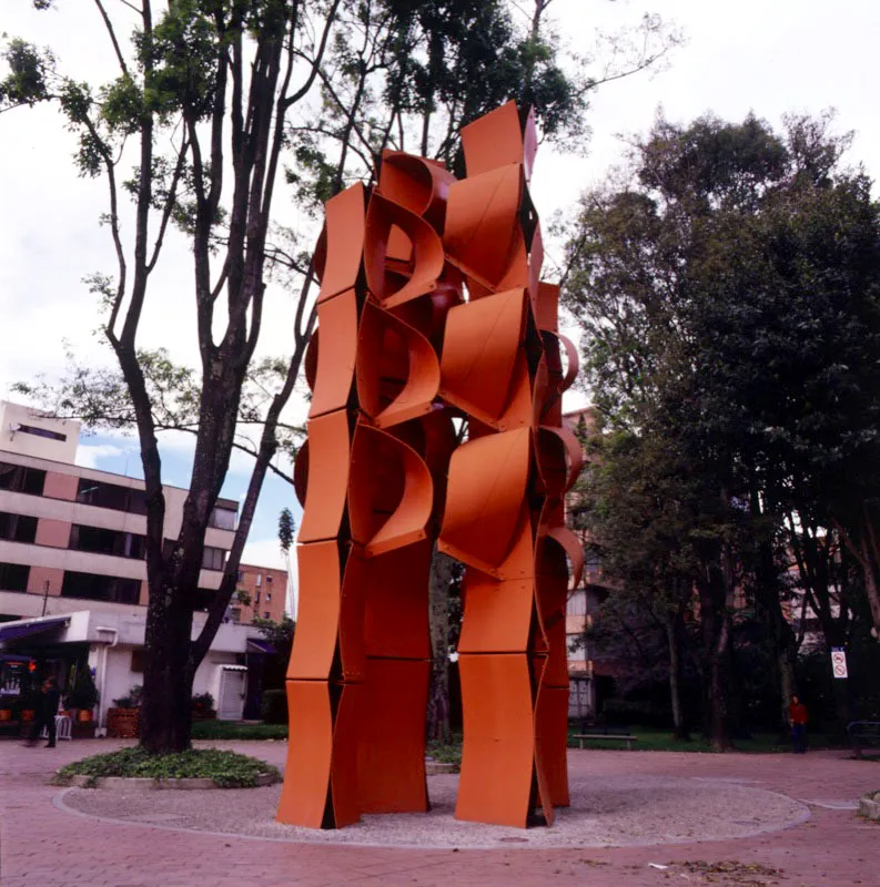 Gran cascada / 1998 / Hierro pintado / 700 x 400 x 400 cm / Parque del Virrey, Bogot

 