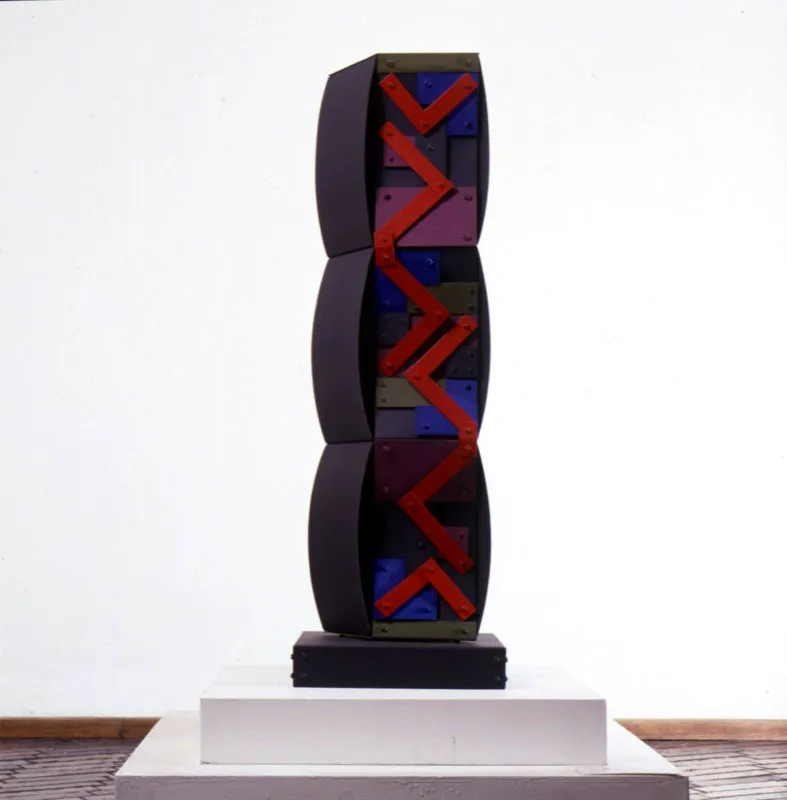 Pgina 	218,	Tejido / 1990 / Aluminio pintado / 122 x 36 x 36 cm 