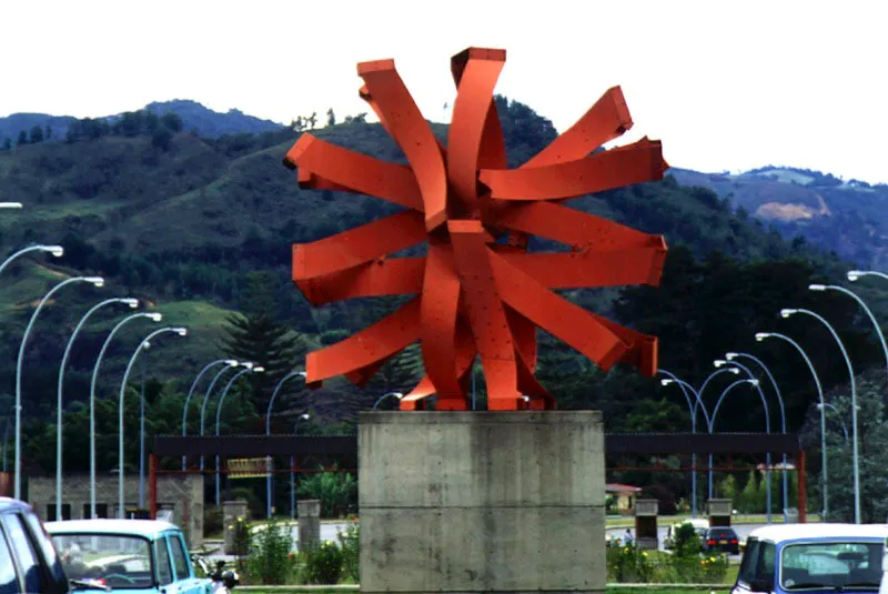 Sol / 1985 / Hierro pintado / 530 x 530 x 180 cm / Aeropuerto Jos Mara Crdova, Medelln, Colombia

 