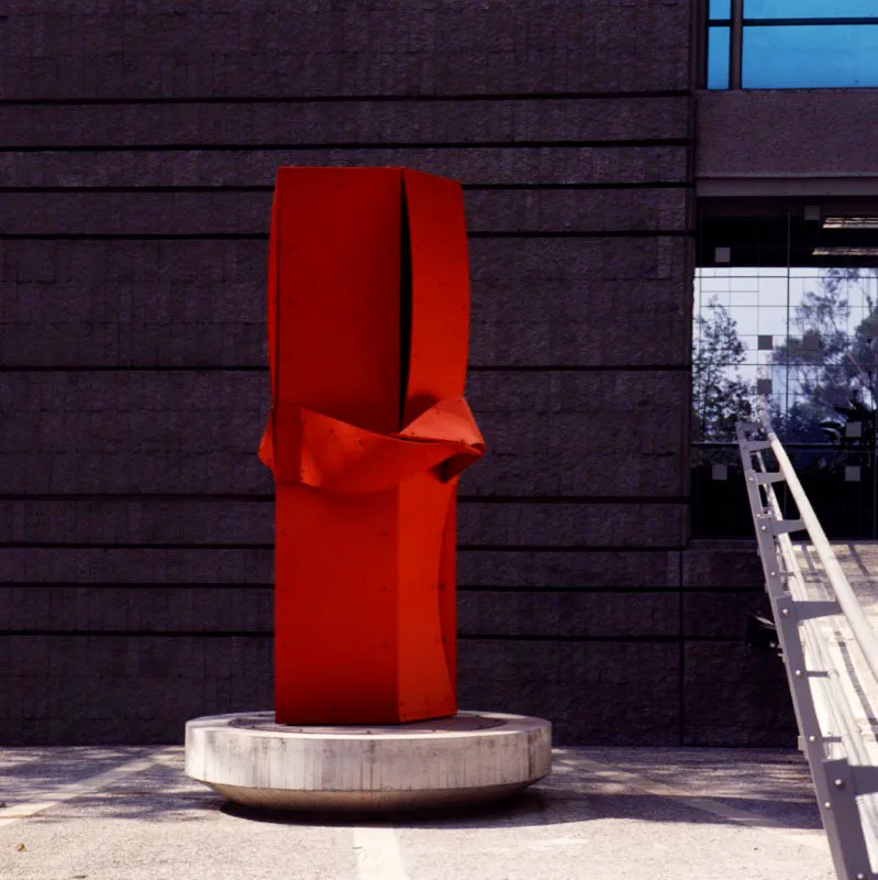 Deidad / 1991 / Aluminio pintado / 290 x 112 x 112 cm / Pontificia Universidad Javeriana, Bogot, Colombia

 