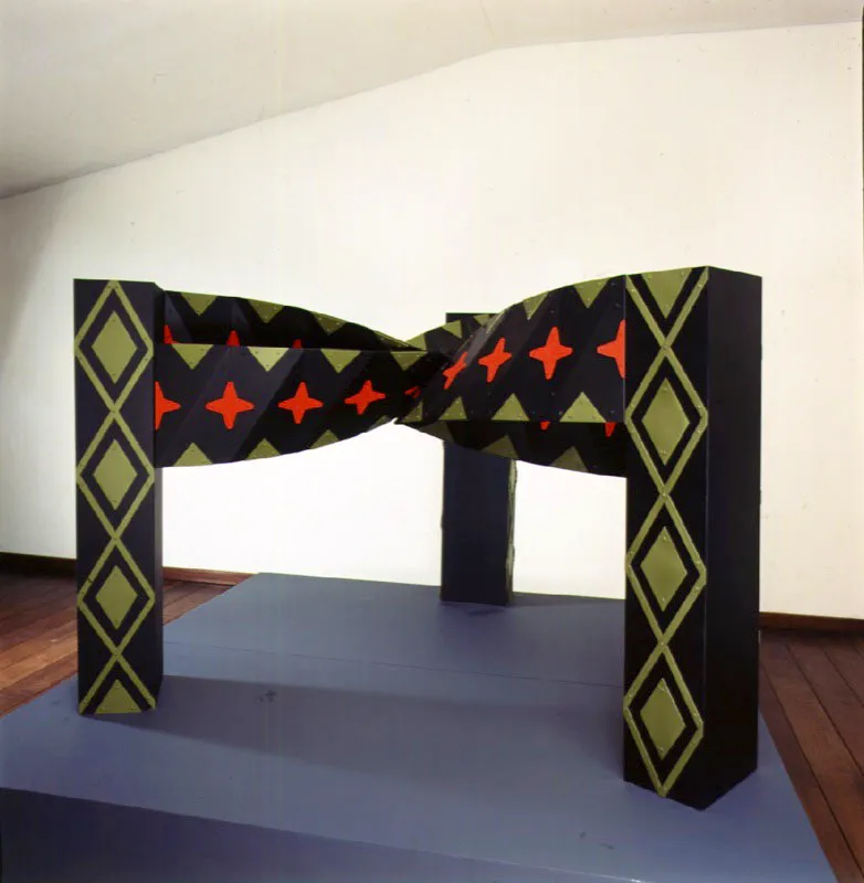 El triángulo (Rombos y estrellas) / 1997 / Aluminio pintado / 140 x 225 x 225 cm / Cartagena, Colombia