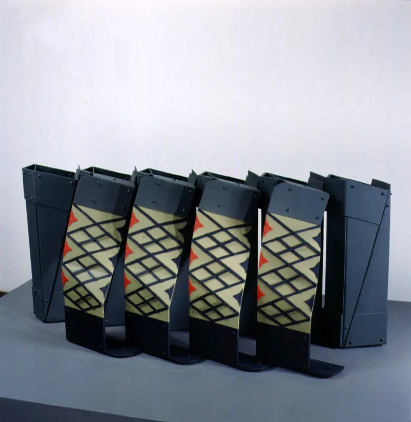 Pasadizos (Rombos y estrellas) / 1996 / Aluminio pintado / 61 x 138 x 45 cm