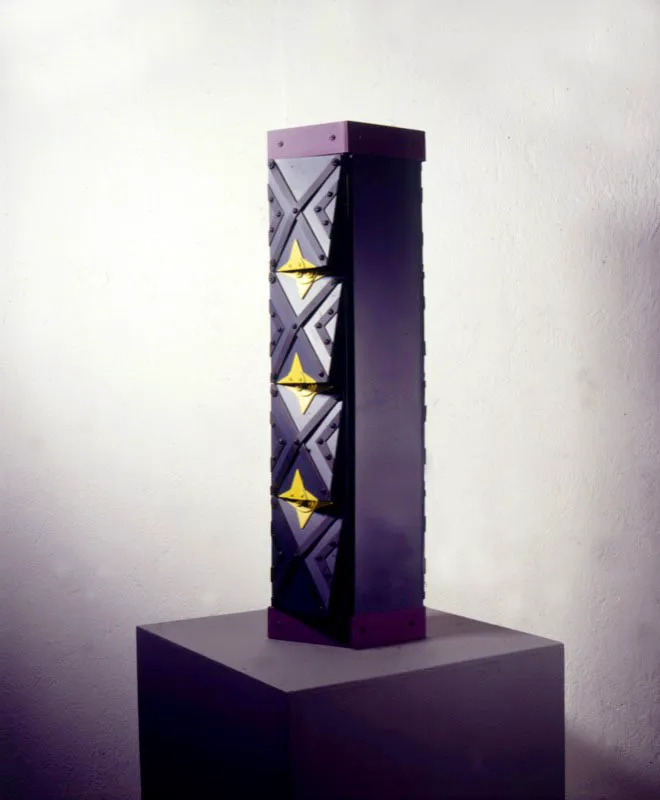 Soporte (Rombos y estrellas) / 1997 / Aluminio pintado / 65 x 30 x 30 cm

 