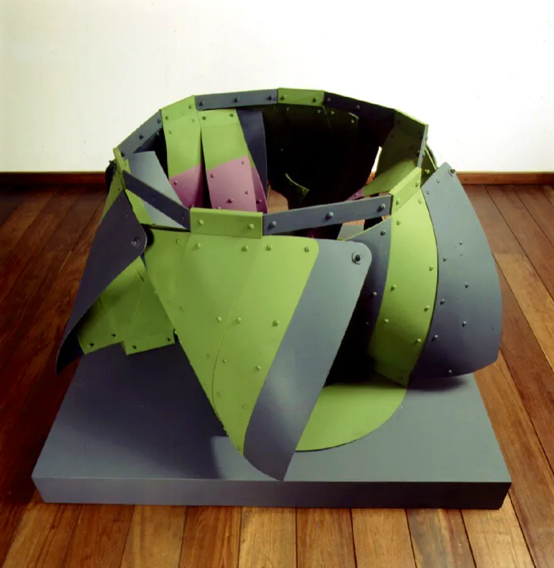 Serpiente emplumada / 1993 / Aluminio pintado / 80 x 175 x 175 cm