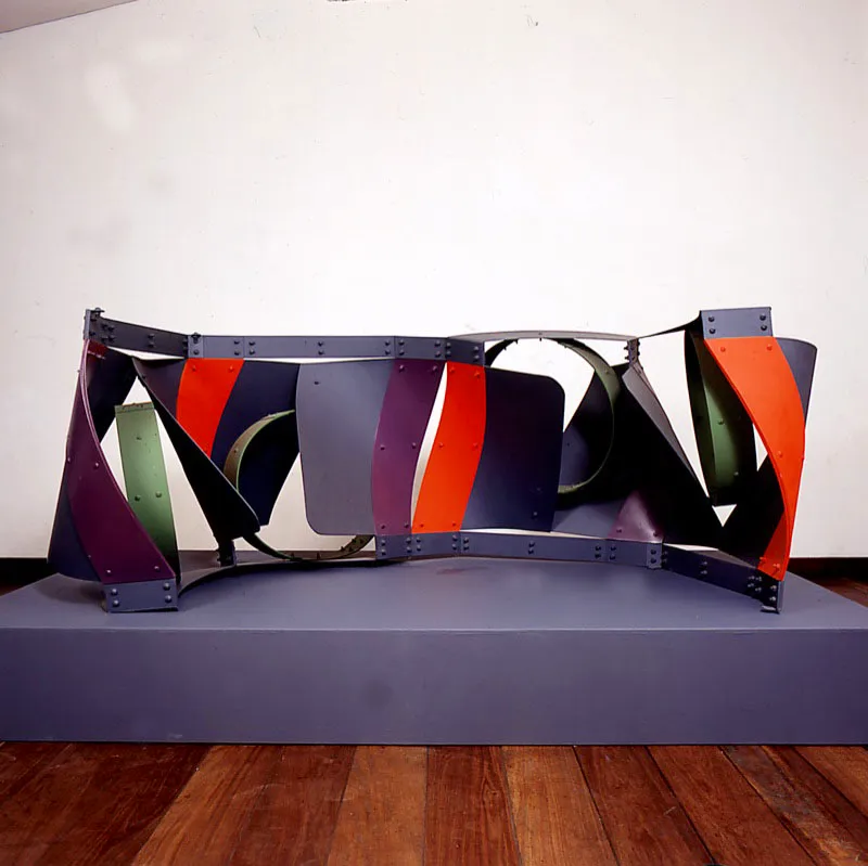 Serpiente emplumada / 1993 / Aluminio pintado / 82 x 230 x 120 cm