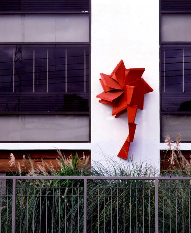 Flor / 1983 / Aluminio pintado / 280 x 150 x 100 cm