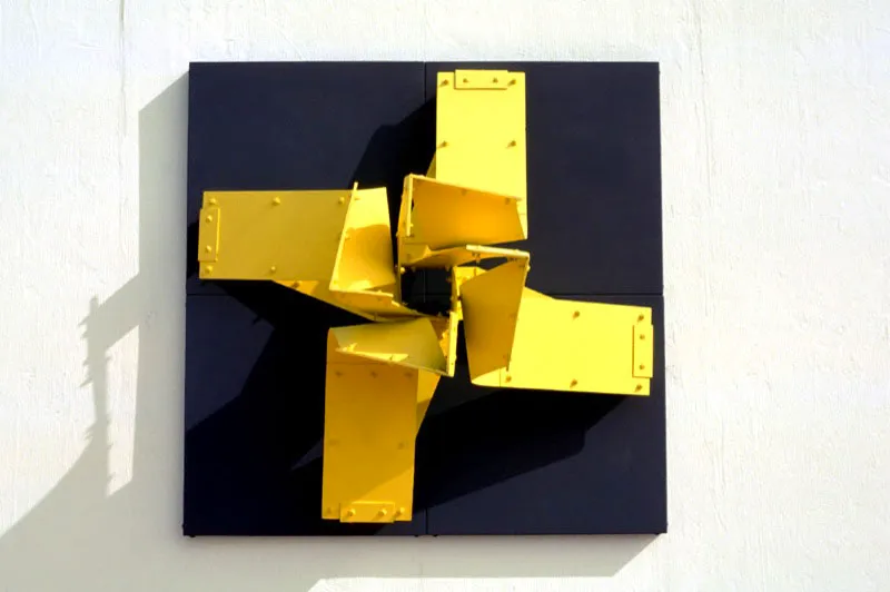 Estrella / 1990 / Aluminio pintado / 110 x 110 x 60 cm / Alcaldía de Bucaramanga, Colombia
