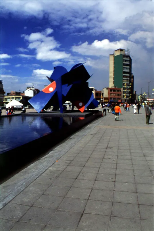 Gran mariposa / 1998 / Hierro pintado / 700 x 1200 x 1200 cm / Plaza de San Victorino, Bogot, Colombia
 