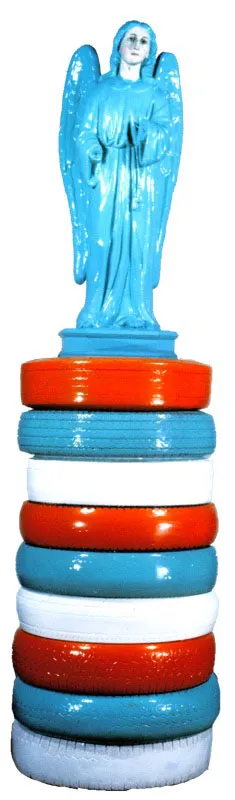 Ángel custodio de Popallanta.
1985.
Esmalte sobre llantas de caucho e imagen de yeso.
120 x d. 60 cm.
Colección particular, Bogotá.