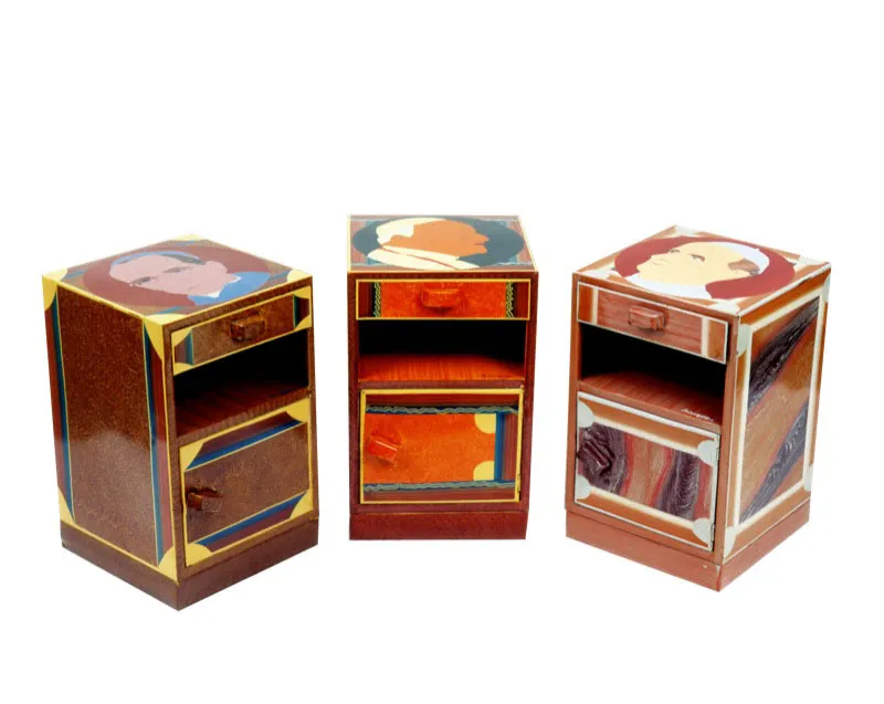 Saluti da San Pietro, trisagio.
1971.
Esmalte sobre lámina de metal ensamblada en mueble metálico.
38 x 38 x 62 cm.
Colección Museo de Arte Moderno de Medellín.