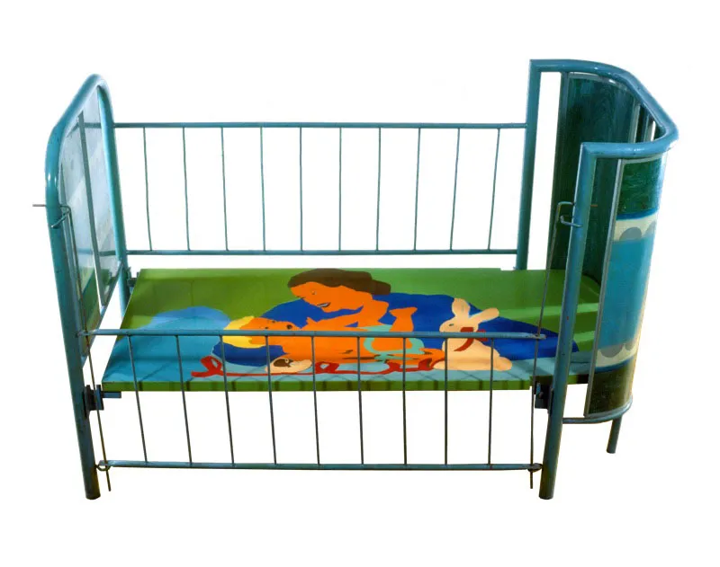 Una canción de cuna.
1970.
Esmalte sobre lámina de metal ensamblada en mueble metálico.
70 x 150 x 105 cm.
Colección particular, Bogotá.