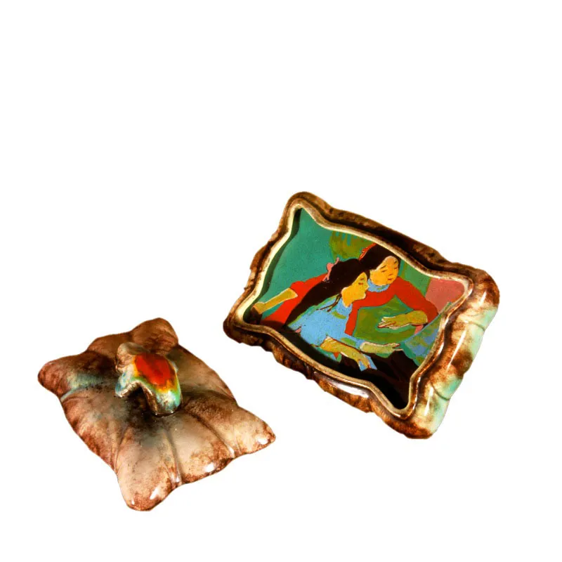 Los bombones de Renoir.
1976.
Esmalte sobre lámina de madeflex ensamblada en objeto de cerámica.
12 x 17 x 14 cm.
Colección particular, Bogotá.