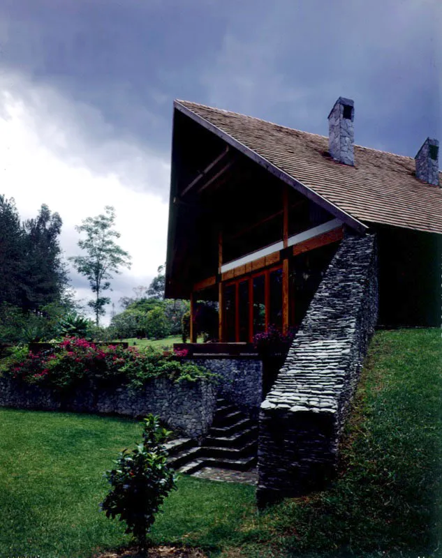 La Fe, Antioquia.  
Arquitectos Alejandro y Juan Bernardo Echeverri. Antonio Castaeda Buraglia