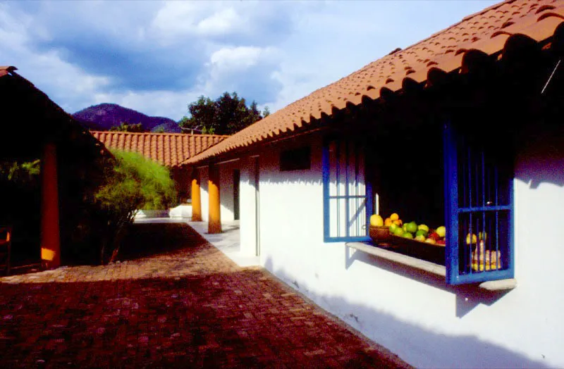 Apulo, Cundinamarca.  
Arquitectos Promotora Entrepuentes y Patricia Uricoechea.
 Antonio Castaeda Buraglia