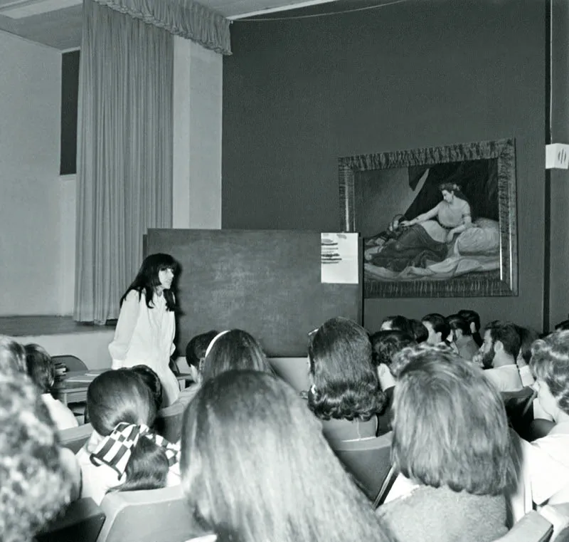 La crtica de arte Marta Traba, dicta una conferencia en el Museo de Zea durante la Bienal de Medelln de 1970. 
Fotografa de Diego Garca. 
Biblioteca Pblica Piloto. 
 