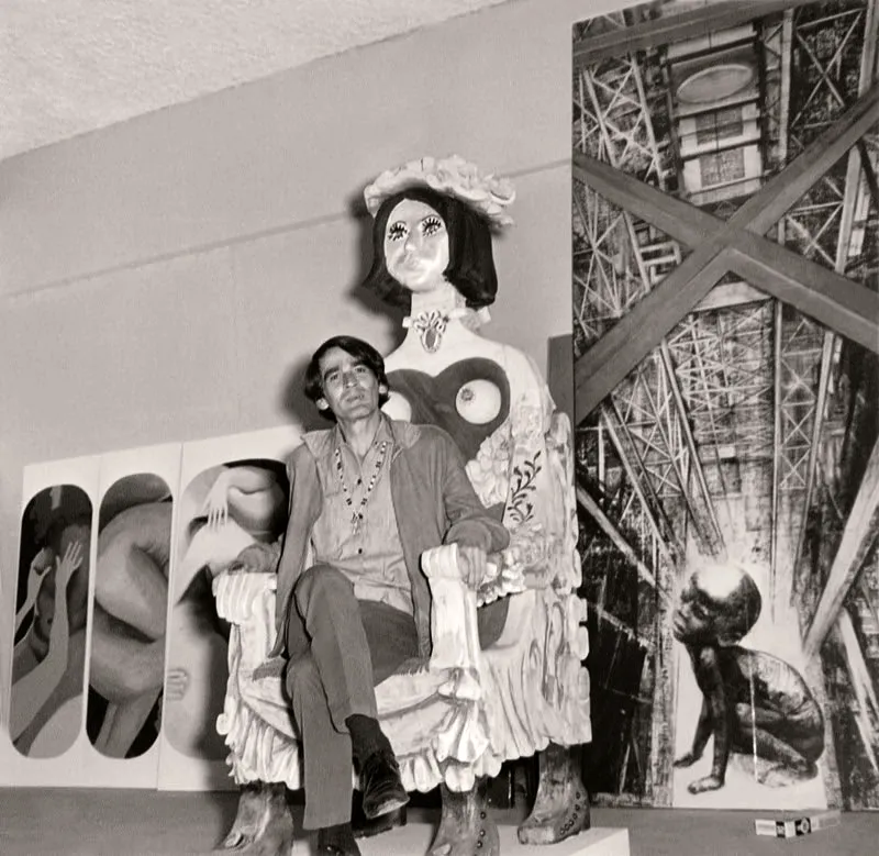 El poeta nadasta Gonzalo Arango sentado en la obra Sacramento la mujer asiento, del escultor Hernando Tejada, durante la Bienal de Medelln en 1970. 
Fotografa de Diego Garca. 
Biblioteca Pblica Piloto. 
 