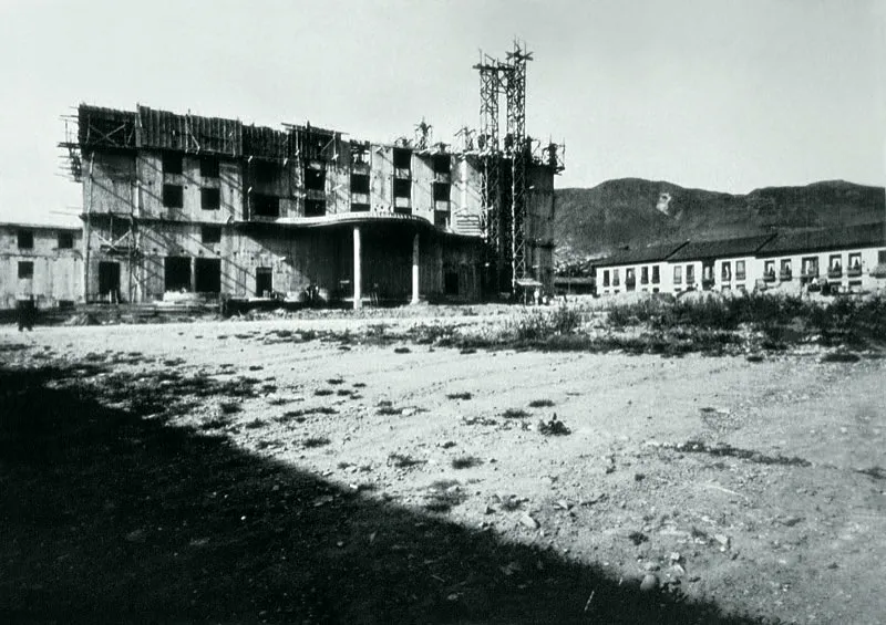 Construccin del Hotel Nutibara. La obra fue diseada por el arquitecto Paul Williams y construida por Martn Rodrguez, en el estilo art dco que tanto auge tuvo en el Medelln de mediados del siglo pasado. 
En primer plano, la recin cubierta quebrada Santa Helena. 