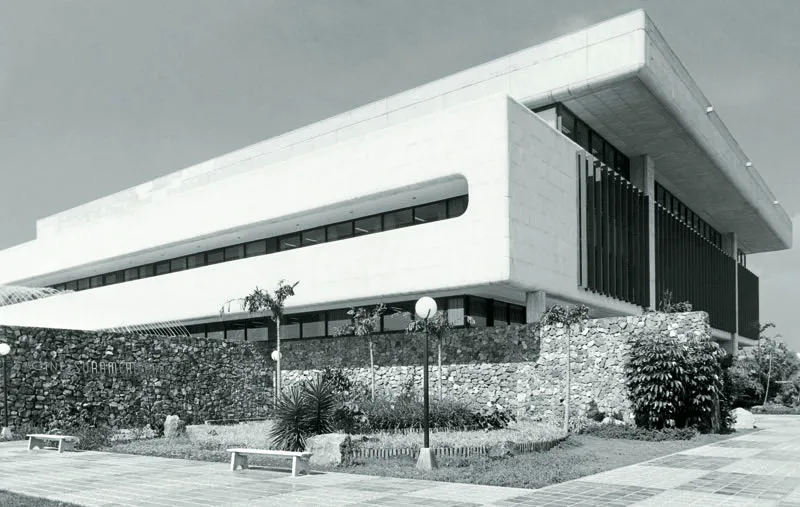 Sede de Suramericana de Seguros en Otrabanda. 
Proyectado por Augusto Gonzlez, Ral Fajardo y Jaime Greiffestein, este conjunto de edificios no slo impuls el desarrollo de esta parte de la ciudad sino que se convirti en un referente urbano y cultural obligatorio. 