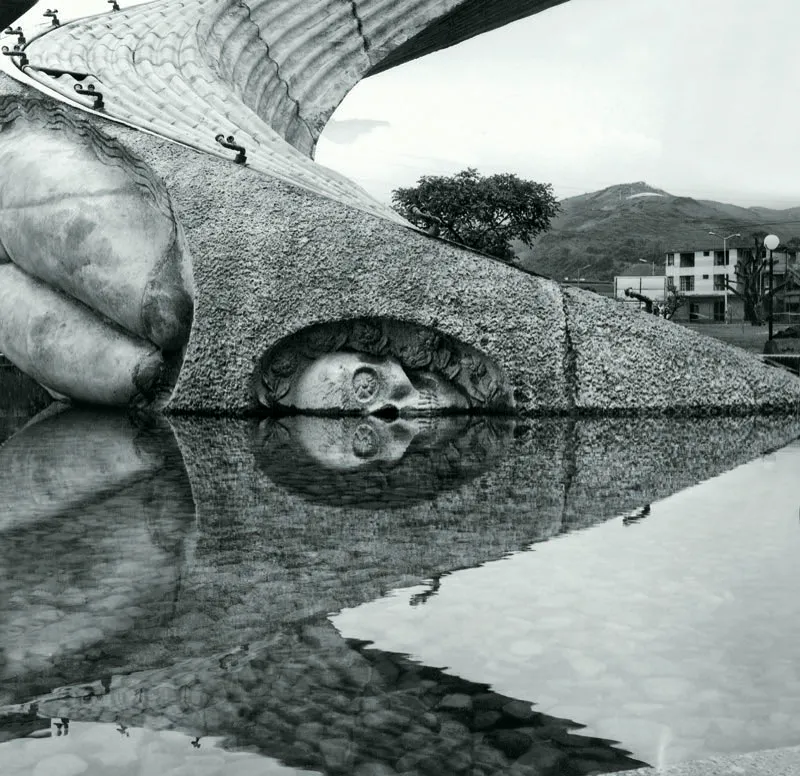 El Monumento a la vida inicia su movimiento en espiral a partir de la risuea calavera que recuerda la formacin mexicana de Arenas. Este medio crneo se complementa con su reflejo en el espejo de agua.  