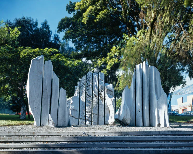 Hugo Zapata H. / Estelas / 1987 / Ensamblaje en mrmol y vidrio / 300 x 600 x 250 cm / Adquirida en 1987, se encuentra ubicada en los jardines que rodean la sede de Suramericana. 