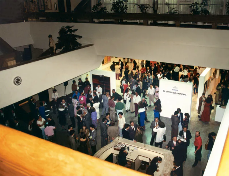 Exposicin El arte en Suramericana, mayo de 1994. Vista del vestbulo principal del edificio, entrada a la Sala de Arte. 
Es evidente la vinculacin de la Compaa con las manifestaciones artsticas. La sede se encuentra rodeada de un parque de esculturas, el  vestbulo sirve de entrada a la galera y por todo el edificio y en otras sedes se encuentran exhibidas las piezas de arte de la Coleccin.   