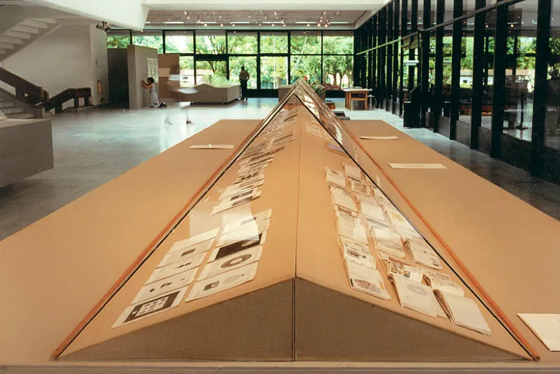 Exposición “Nulla dies sine linea” de José Antonio Suárez Londoño, en la Sala de Arte de Suramericana, en mayo-junio de 1999.