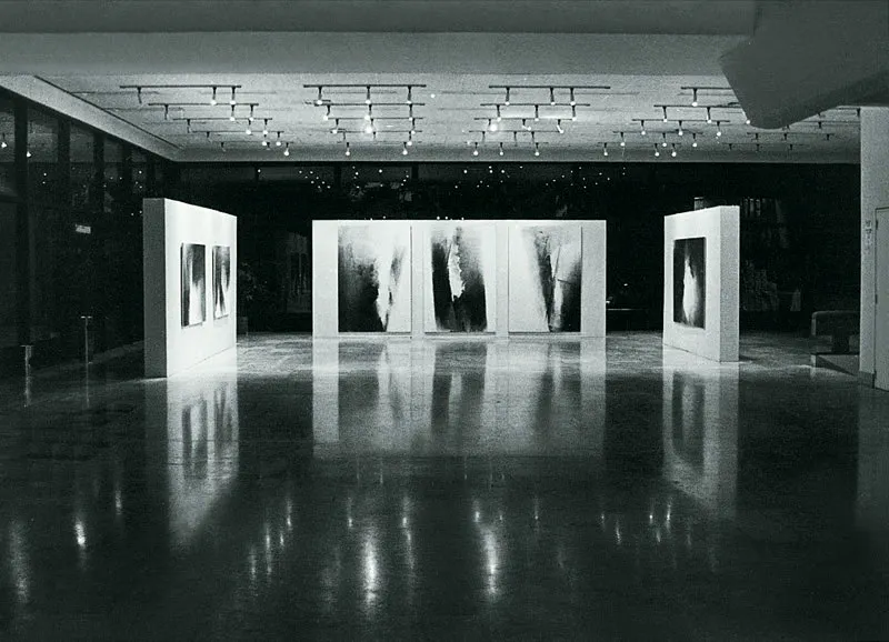 Superficies al carbón Exposición de la obra de Óscar Muñoz en agosto de 1990.