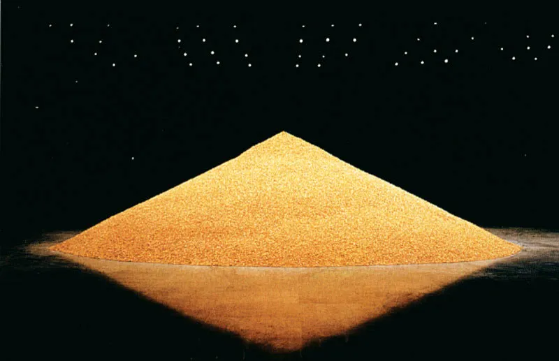 Carlos Uribe Maíz / 1992 / Acumulación de granos de maíz / 180 x 400 x 400 cm / Exposición Paisaje Producido, agosto de 1994 / Posteriormente se realizó la pieza en una escala más pequeña para la muestra Horizontes: Otros paisajes, 1950-2001 / Fotografía de Juan Manuel Montoya.