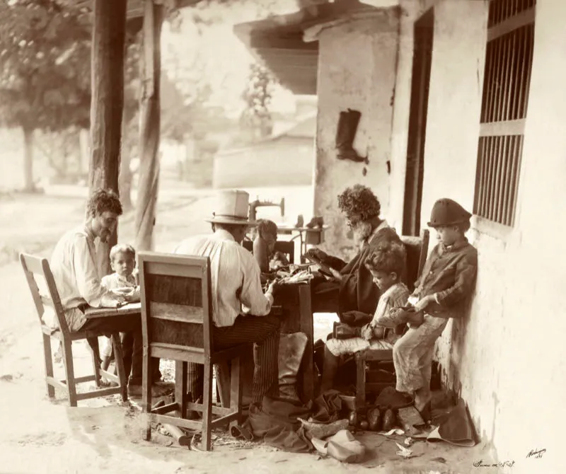 Melitón Rodríguez / Los zapateros / 1895 / Fotografía / 48 x 58 cm / Adquirida en 1983 / Esta fotografía obtuvo medalla de plata en un concurso organizado por la revista Luz y sombra de Nueva York.