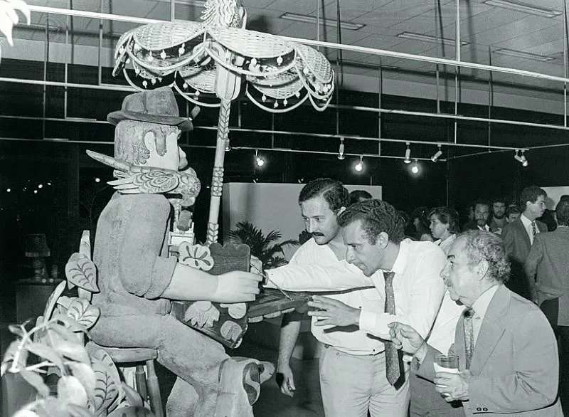 El maestro Hernando.
Tejada explica una de sus obras durante su exposición individual celebrada en junio de 1988.