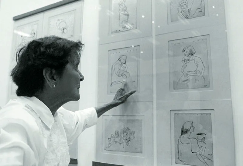 La artista Débora Arango señala sus dibujos de la serie “Maternidad”, en su exposición retrospectiva La virtud del valor, realizada en mayo de 1995.