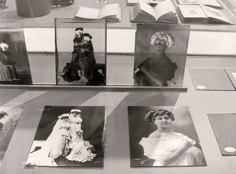 Negativos en vidrio y copias en papel de las fotografías de Melitón Rodríguez, ca. 1905. Aspecto de la exposición El taller de los Rodríguez.
