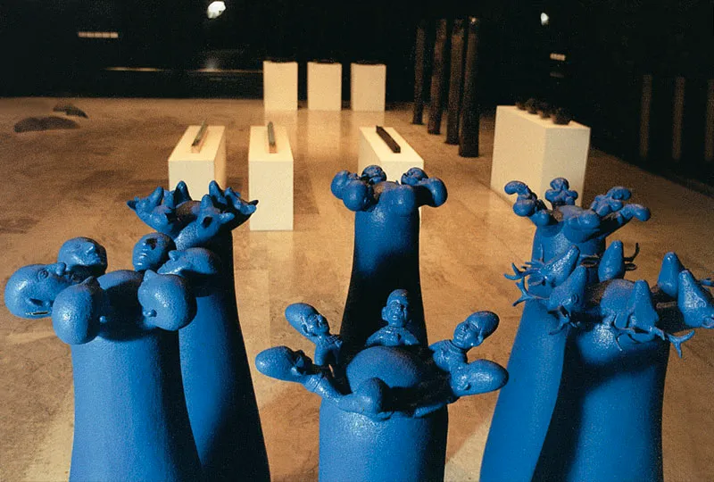 Floris mundi novi, instalación de seis piezas de Nadín Ospina en la exposición La escultura en Colombia. Sala de arte de Suramericana.
Agosto - septiembre de 1993.