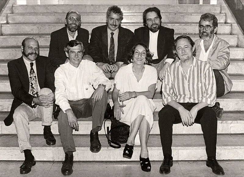 Artistas presentes en la inauguracin de la exposicin La escultura en Colombia.  Primera fila, de izquierda a derecha: Ronny Vayda, John Castles, Martha Elena Vlez, Juan Camilo Uribe. 
Atrs: lvaro Marn, Alberto Sierra, Luis Fernando Pelez, Hugo Zapata. 