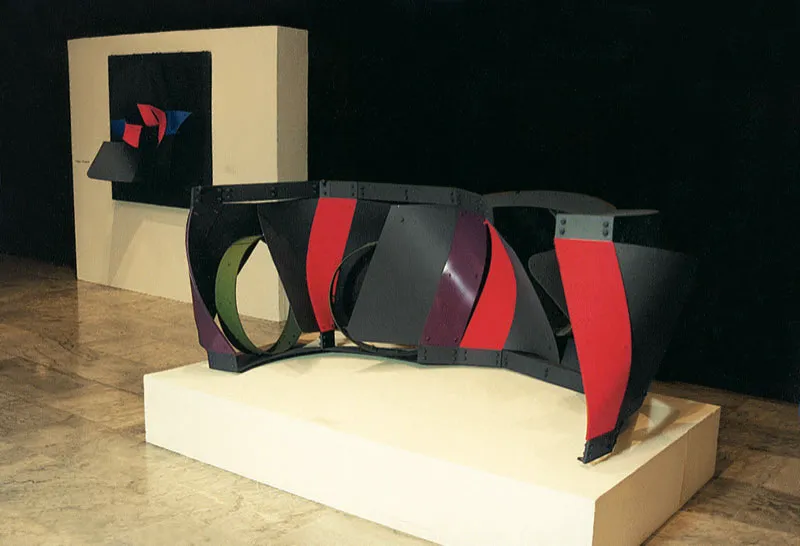 Serpiente emplumada, aluminio pintado de 1992, obra de Edgar Negret en la exposición La escultura en Colombia.