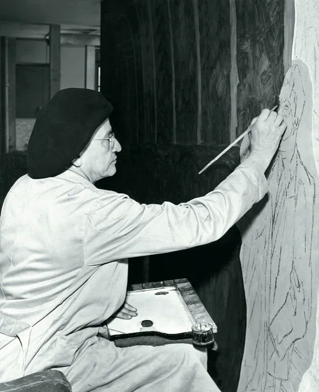 El gran muralista antioqueño Pedro Nel Gómez prepara en su estudio un cartón para mural.