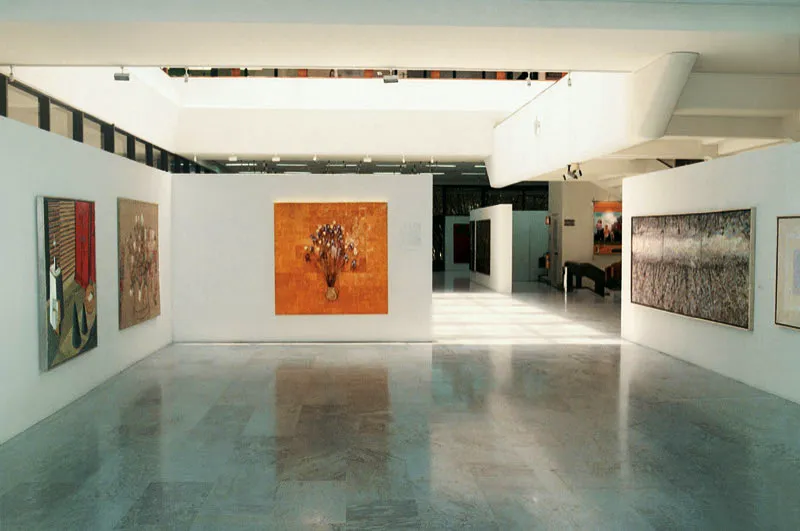 Obras de Jorge Julin Aristizabal, Ana Patricia Palacios y Jos Fredy Serna, en la exposicin Entresiglos, en la Sala de Suramericana en abril de 2004. 