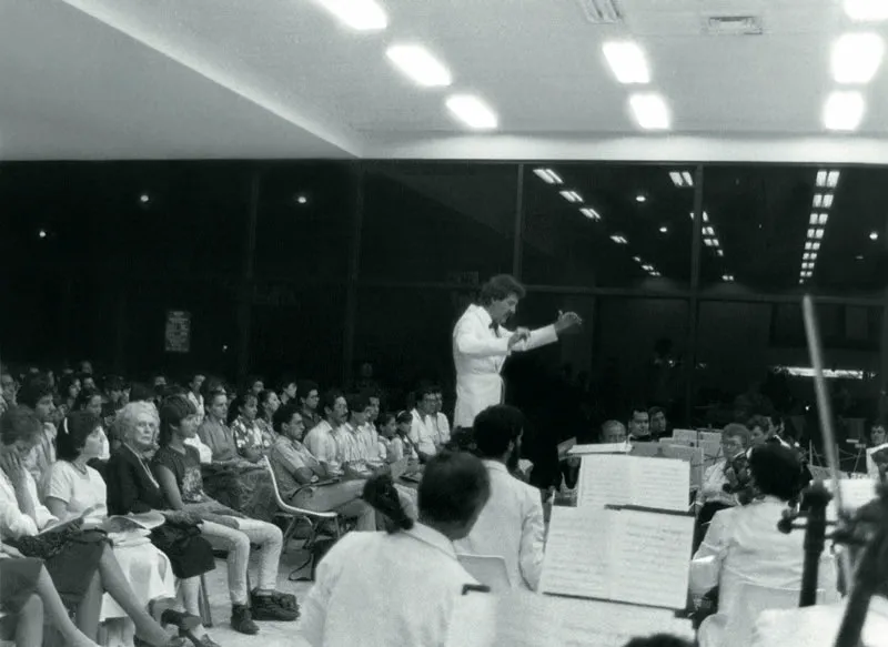 Concierto de la Orquesta Sinfónica de Antioquia, dirigida por Sergio Acevedo, en la
Sala de Arte de Suramericana, en julio de 1987.