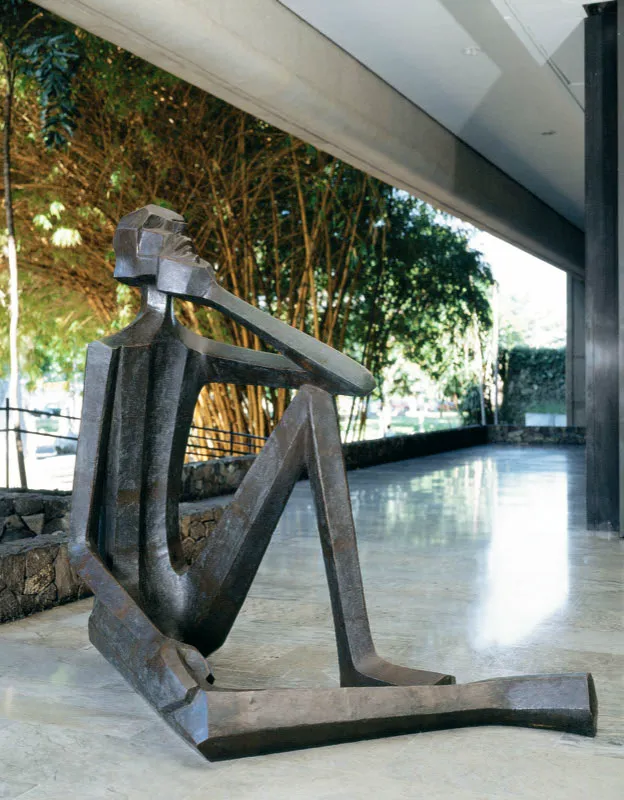 Salvador Arango / Tradicin / 1972 / Bronce / 180 x 95 x 190 cm / Adquirida en 1972
 